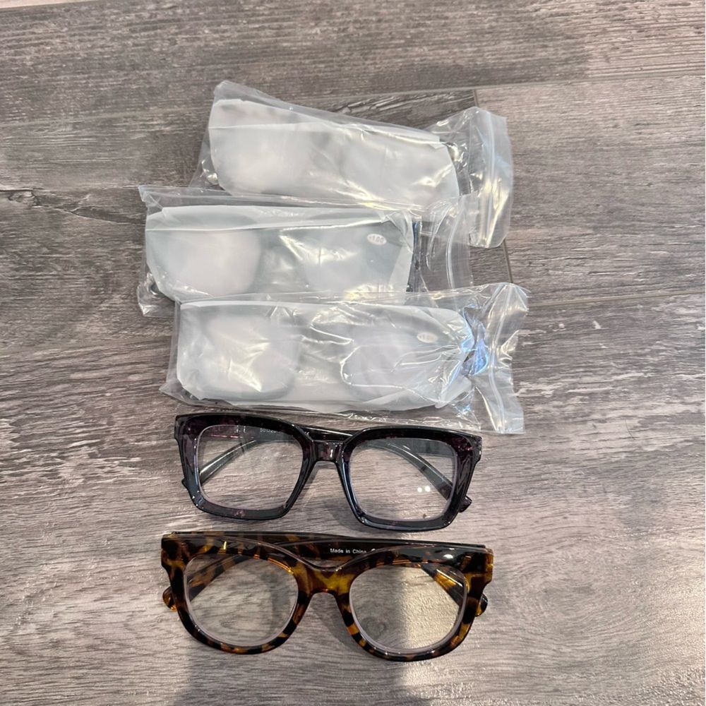 New in Package 4 (+1) Pairs of oversized Reading Glasses (+1.0 magnification)